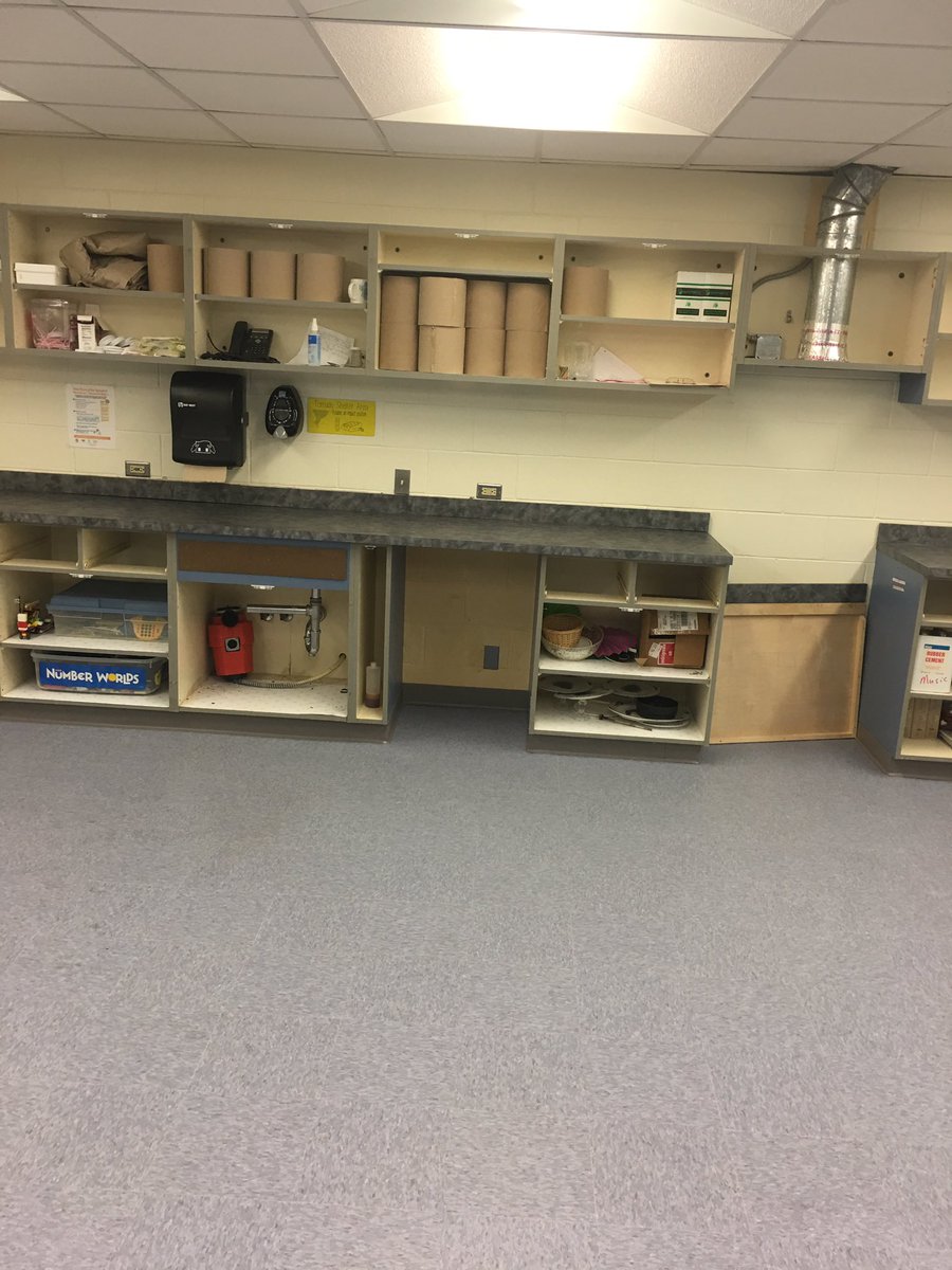 MikeLastra57's tweet image. New floors ✔️, new countertops ✔️, new cabinets this week... #EESMakerspace is coming along 👌 #comingsoon #Power2thePurple @EESAdmin