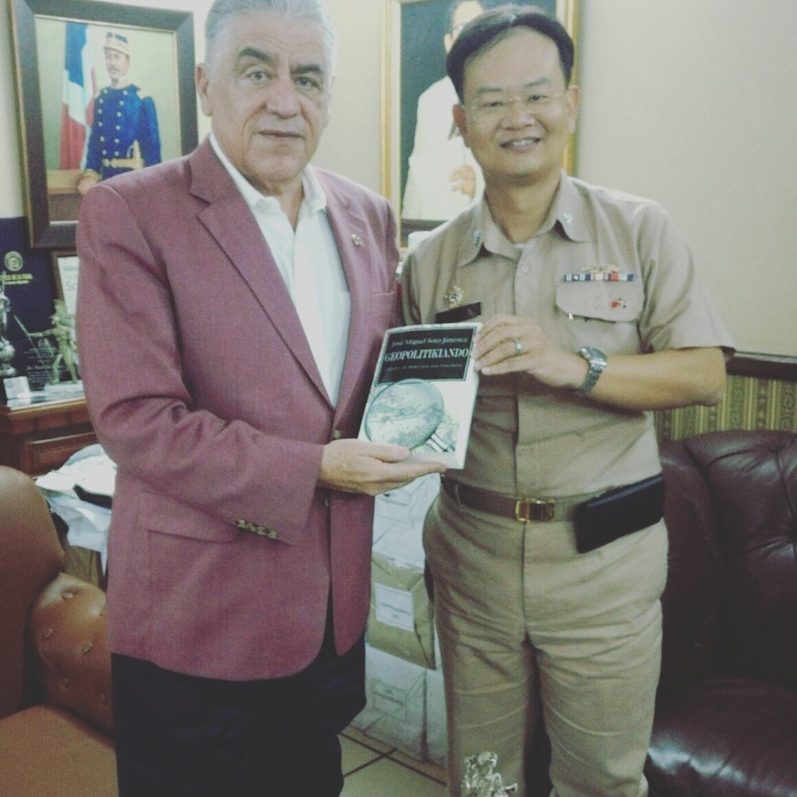 VrepublicaRedes's tweet photo. El señor Embajador de la RD en Taiwán @sotojimenezv Recibe la visita del Agregado Militar de la República china de Taiwán en RD Carlos Tseng https://t.co/tqjkai9hZJ