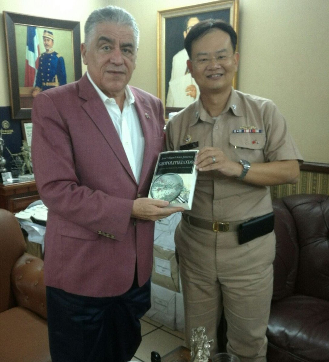 VrepublicaRedes's tweet photo. El señor Embajador de la RD en Taiwán @sotojimenezv Recibe la visita del Agregado Militar de la República china de Taiwán en RD Carlos Tseng https://t.co/tqjkai9hZJ