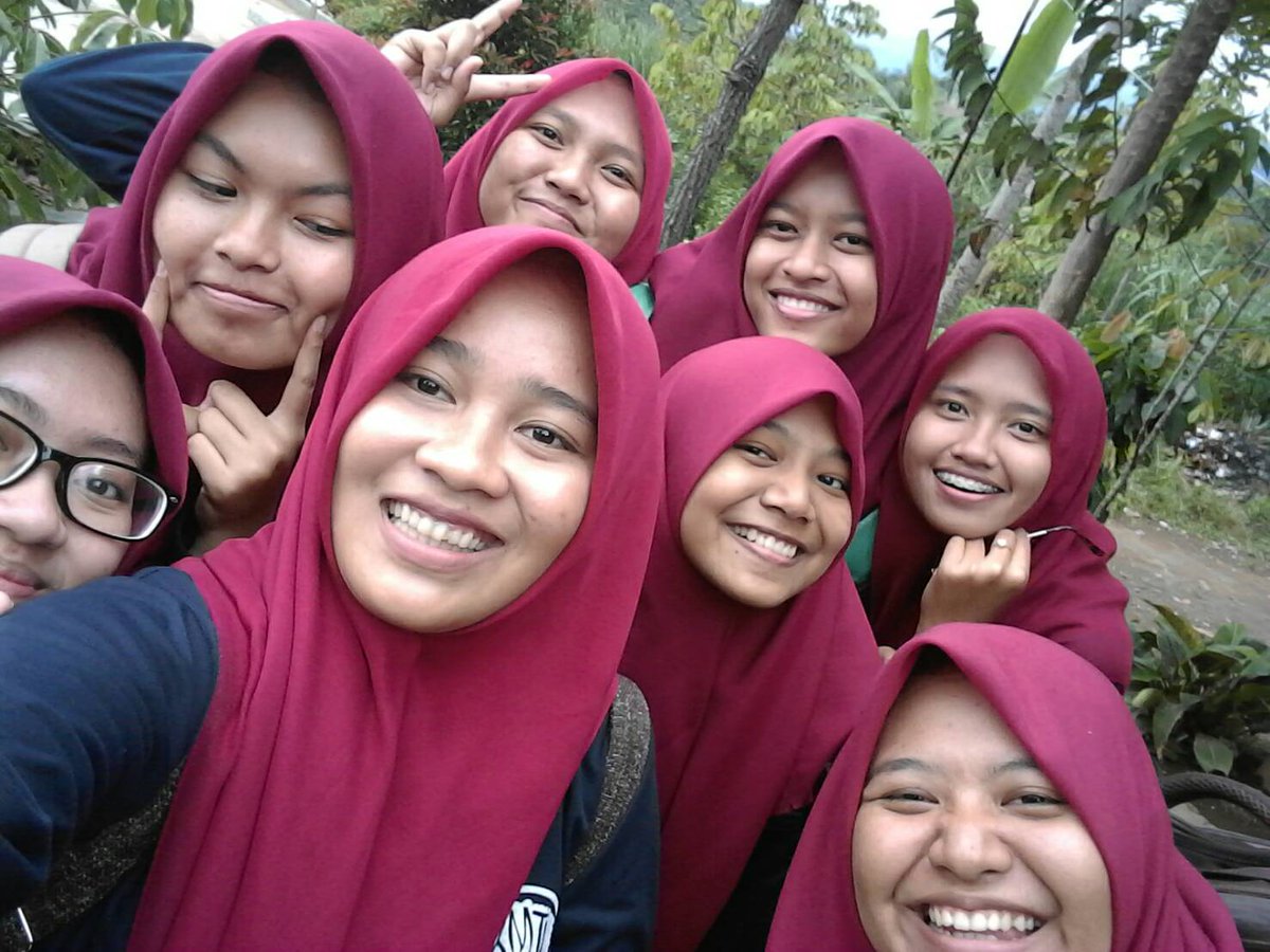rina_maula's tweet photo. Sebuah pengabdian kecil setidaknya menjadi relaksasi tersendiri bagi kami yg selalu disibukkan dengan urusan kampus๐
#KMTLGoesToSchool #TLUB https://t.co/UcriAKng96