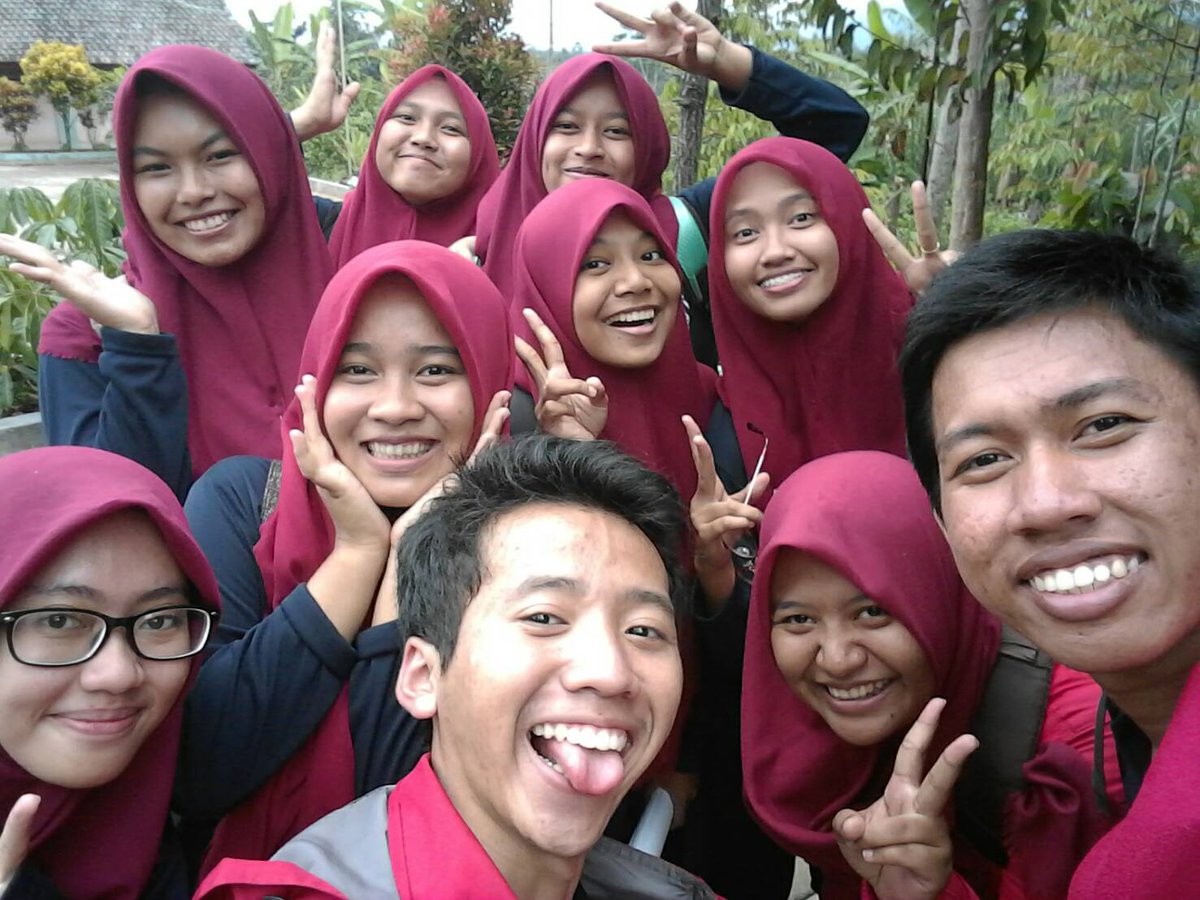 rina_maula's tweet photo. Sebuah pengabdian kecil setidaknya menjadi relaksasi tersendiri bagi kami yg selalu disibukkan dengan urusan kampus๐
#KMTLGoesToSchool #TLUB https://t.co/UcriAKng96