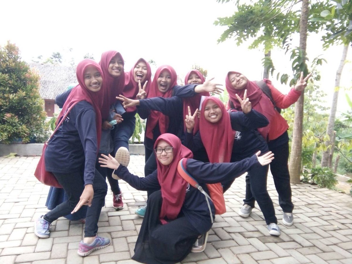 rina_maula's tweet photo. Sebuah pengabdian kecil setidaknya menjadi relaksasi tersendiri bagi kami yg selalu disibukkan dengan urusan kampus๐
#KMTLGoesToSchool #TLUB https://t.co/UcriAKng96