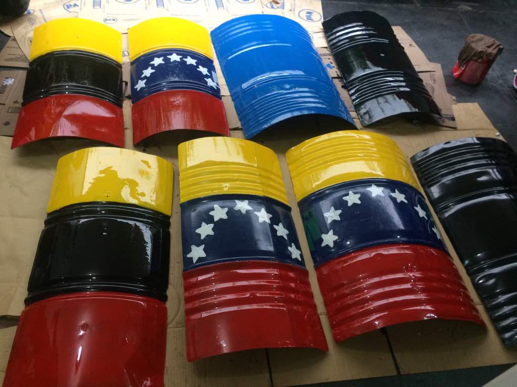 TAJODE's tweet photo. Colabora con la resistencia haciendo escudos con toneles. Si no luchas donales máscaras guantes cascos lentes zapatos botellas gasolina etc. https://t.co/FVcfIIkrer