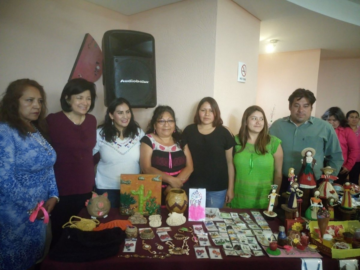 Martha_Hilda's tweet photo. #AlMomento
Reunión con Artesanas #mexiquenses, quienes con sus manos creadoras llenan de amor y luz al mundo. #ConDelMazo #FuerteYconTodo https://t.co/VuGcJcySuN