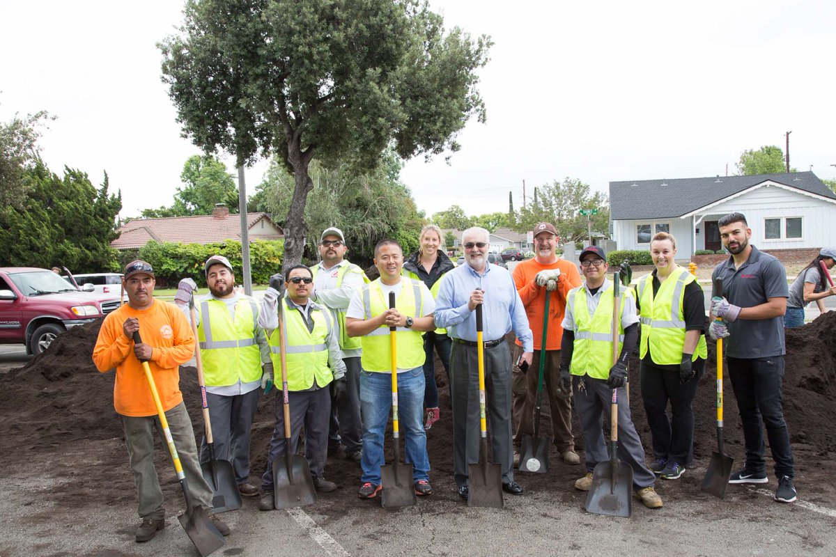 AthensServices's tweet photo. Thank you @ConnectwithTC Councilman Tom Chavez for stopping by our TempleCity Compost Giveaway! Another Great 40 ton event! https://t.co/ZCMvzuLM6Y