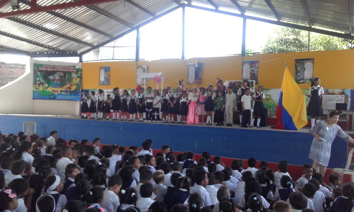 claudiamazo6's tweet photo. Programa  todos a aprender  Valledupar, Eduardo Suàrez Orcasita, homenaje Rafael Pombo,Directivos,  docentes,niños. https://t.co/iTSkvZcJNP