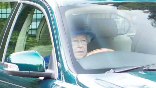 daniel_nasif's tweet photo. A los 91 años, la reina Isabel II regresó de la Iglesia al volante de su... https://t.co/PxXSJmdiUC by #InfobaeAmerica via @c0nvey https://t.co/GIhtbFYQez