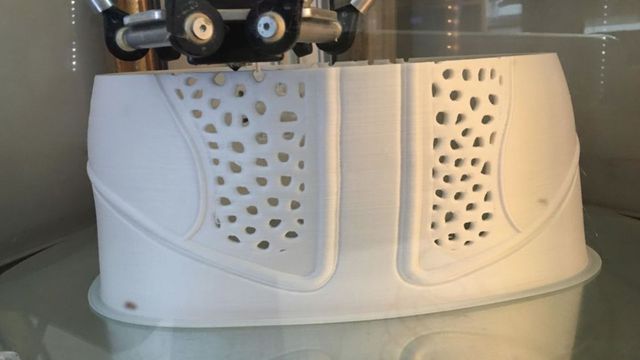 Just_Print_It's tweet image. This 3D-printed corset could help people with severe back conditions mashable.com/2017/05/08/3d-…