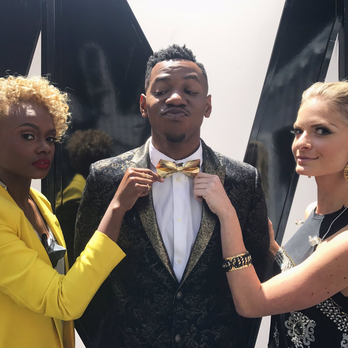 VoiceWardrobe's tweet photo. Too fresh, gold bow tie by #ampear #VoiceTop10 @Chrisbluelive https://t.co/fZRCL9DZj9