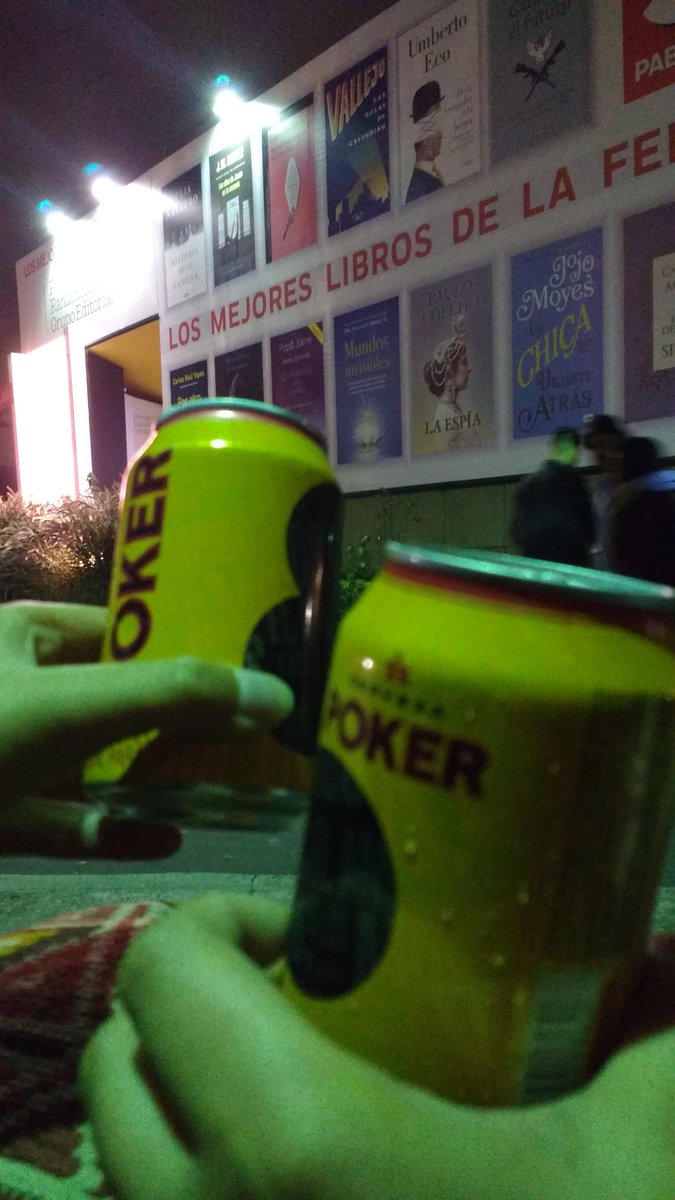 Natagal_'s tweet photo. Vamos a terminar esta de feria del libro como la comenzamos...sin plata y jartando #DeboHastaLaRisa #PorLoMenosTengoMasLibros #ReadingWorm https://t.co/QPwSXHT0M7
