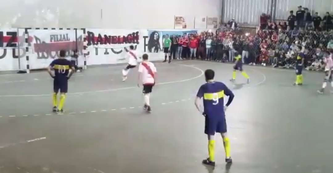 BocaPasionTotal's tweet photo. #BocaFutsal Con un Golazo de volea de GonzaAbdala el #Xeneize le gana1a0 a #River #Superclasico.#Mosenson Atajó un Penal y luego el rebote https://t.co/YDehTjQ6yh