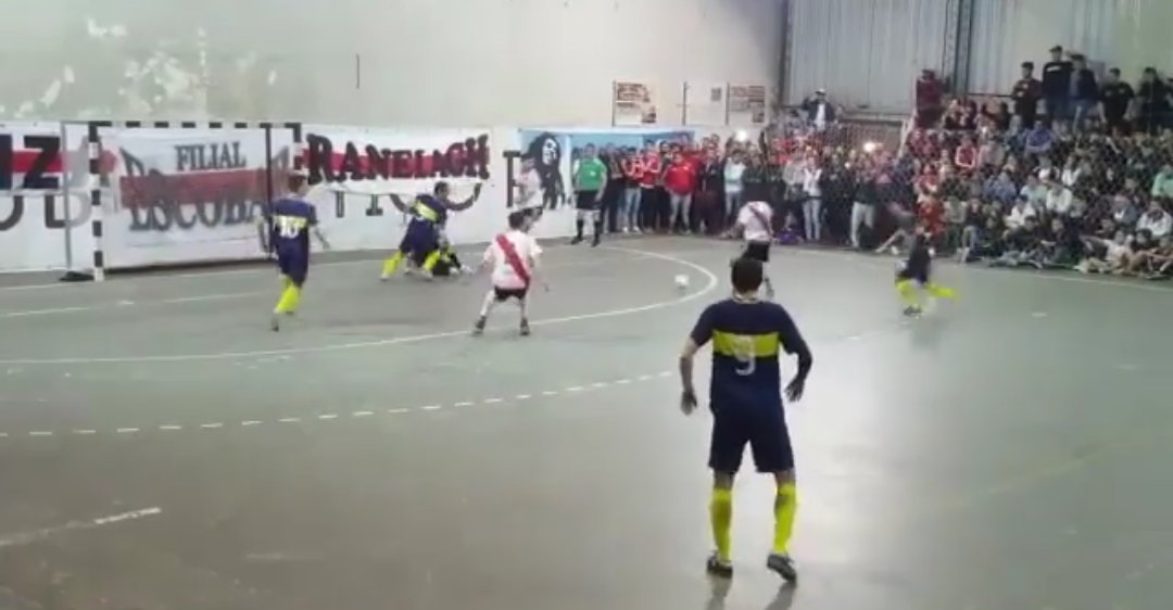 BocaPasionTotal's tweet photo. #BocaFutsal Con un Golazo de volea de GonzaAbdala el #Xeneize le gana1a0 a #River #Superclasico.#Mosenson Atajó un Penal y luego el rebote https://t.co/YDehTjQ6yh