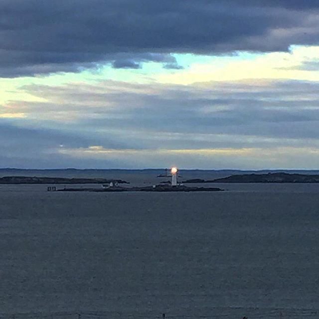 YourIslandPark's tweet photo. It’s a #BostonLight night!
#AmericasFirstLighthouse
: @amandalh86 https://t.co/rt5veJjLq4