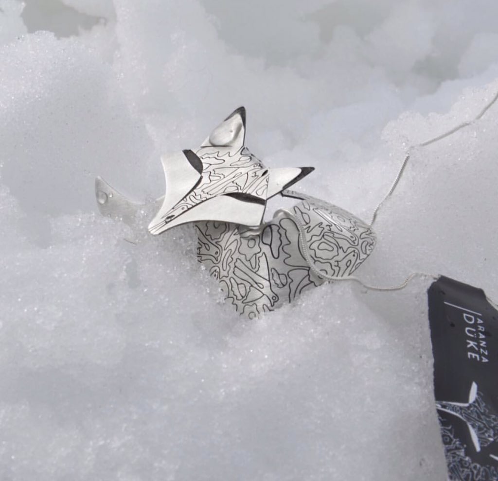 YumeEscandon's tweet photo. Llegó #Coroto. Plata con grabados en negro y doblada a mano. 🦊
De @aranzaduke https://t.co/Pj73BUxU0Y