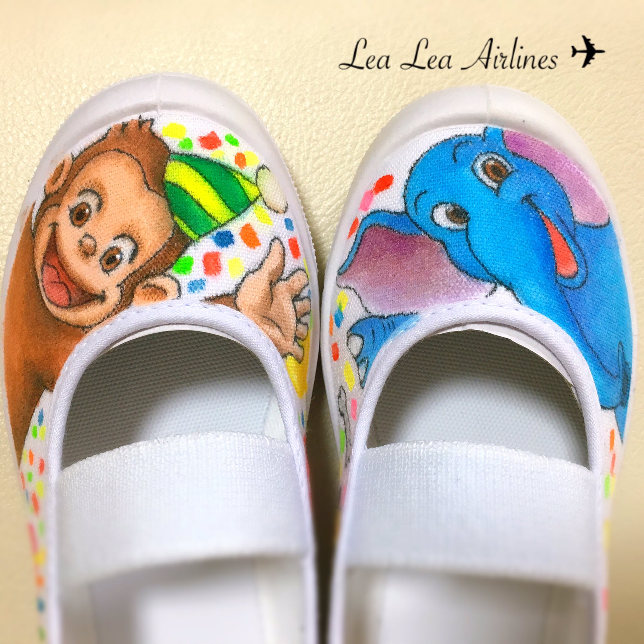 Lea Lea Airlines おさるのジョージでオーダー頂きました O O 上靴 上靴デコ 上靴アート イラスト 手描き 幼稚園 保育園 オーダーメイド オーダー ペイントシューズ ペイントアート バレーシューズ 女の子ママ おさるの ジョージ T