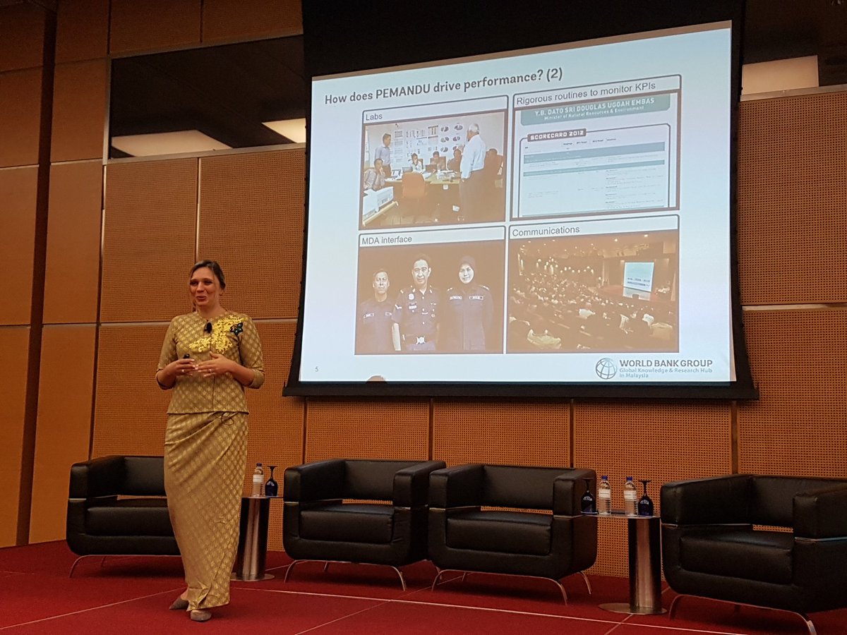 kukokpeng's tweet image. @WB_AsiaPacific 's snr public sector specialist Jana Kunicova presenting d essence of d PEMANDU report @IdrisJala_ @DrAliHamsa @NajibRazak