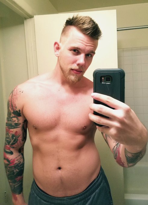 1 pic. New haircut! #newhaircut #mohawk #hotguy #webcam #model #followme #RT #tattoos @chaturbate https://t