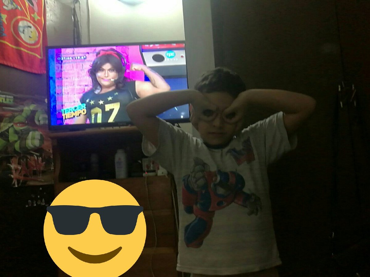 jujumoreno74's tweet photo. #TuTercerTiempo Santiago viendo su programa preferido... @Tercer_Tiempo https://t.co/VPWBpFG6ZP