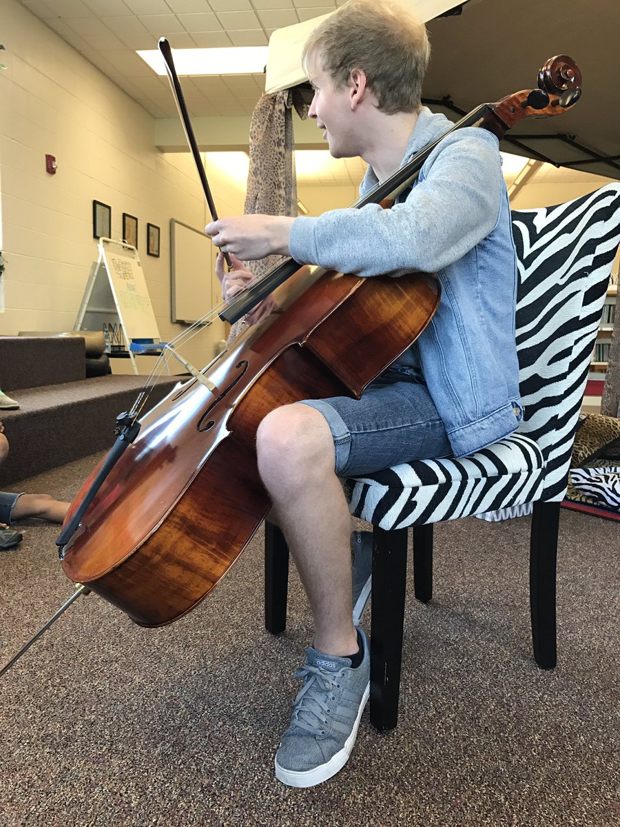 GWCESLib's tweet image. Thanks for visiting us today @ajwcomposer! We loved learning about the cello &amp;amp; your music 🎻🎶#whenIgrowup #beamusician @GWCarverES @UMKCCons