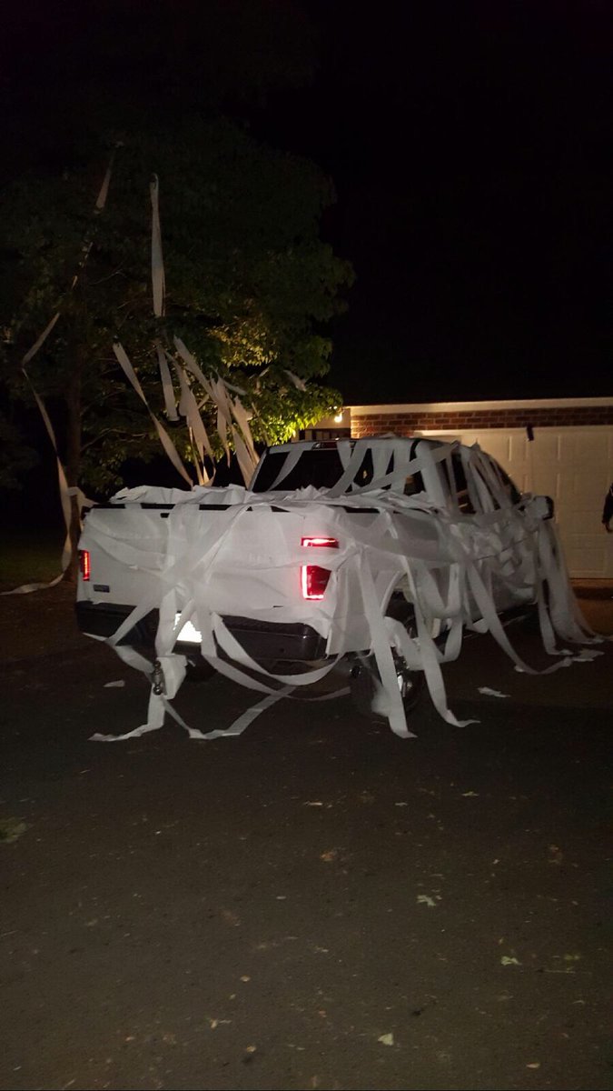 SluggerLabbe's tweet photo. Hey @StenhouseJr @roushfenway @BrianPattie @mpuccia6 @Mkelleynscs17 @MikeLingerfelt it looks like someone rolled Tommy's whip #broinlaws ππ³ https://t.co/yRoW8lplls