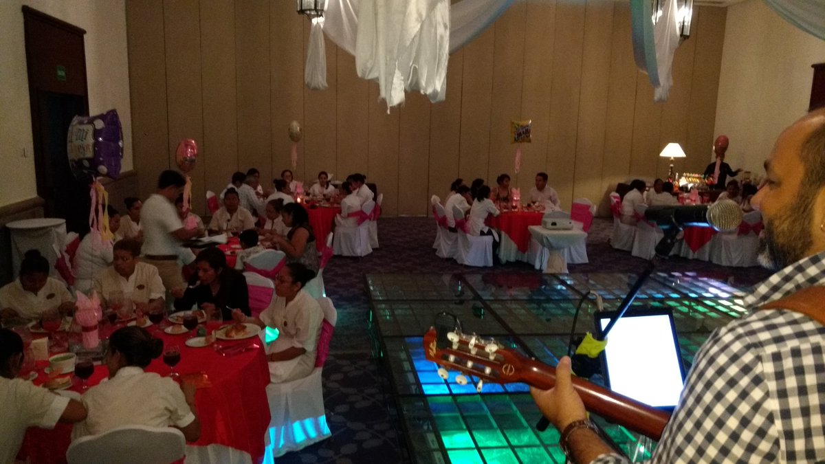 RayselPerezB's tweet photo. Hoy me tocó compartir mi arte con las madres del hotel Fiestaamericana Veracruz. Felicidades a todas!!! https://t.co/UxjwR8c90R