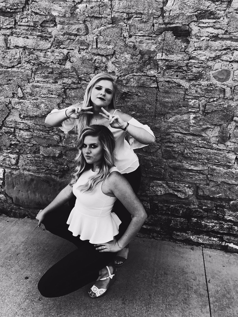AGronefeld's tweet photo. Photo shoots with your best friend are always fun 💕💕 https://t.co/gw7IaaFmjs