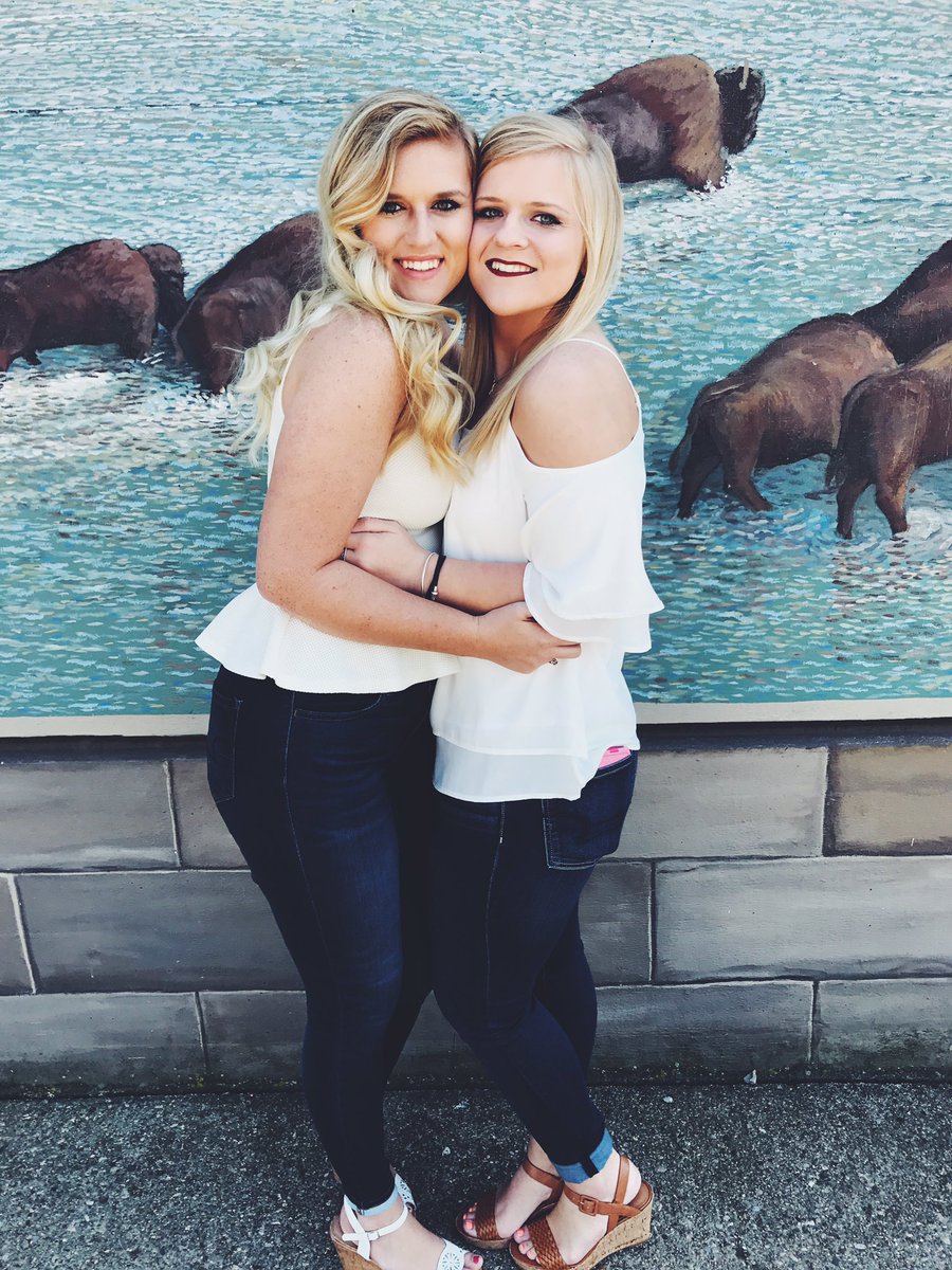 AGronefeld's tweet photo. Photo shoots with your best friend are always fun 💕💕 https://t.co/gw7IaaFmjs