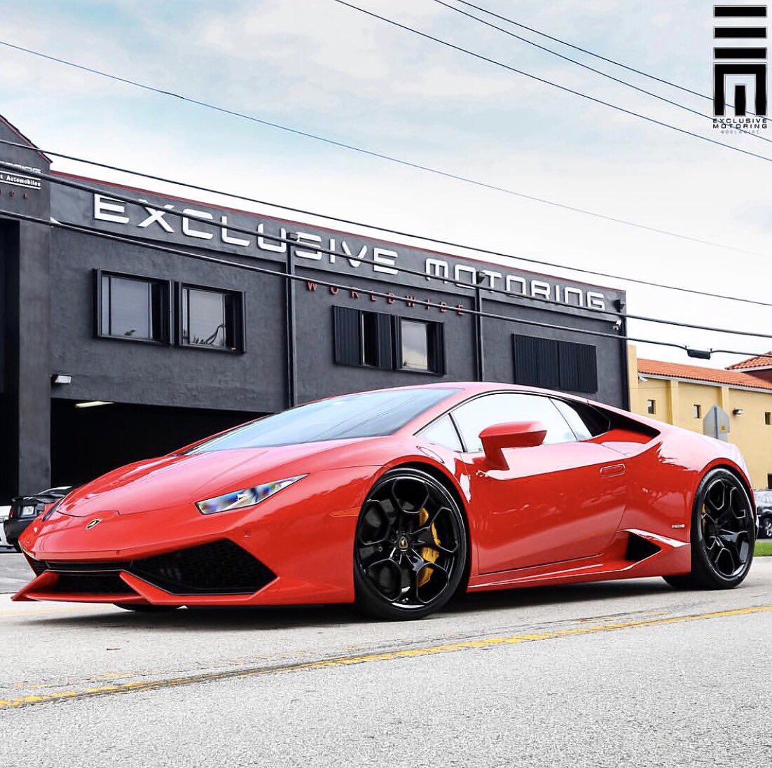 exclusivemiami's tweet photo. Lamborghini Huracan lowered on black custom painted wheels 💥#GetExclusive https://t.co/7jgOnn7r6O