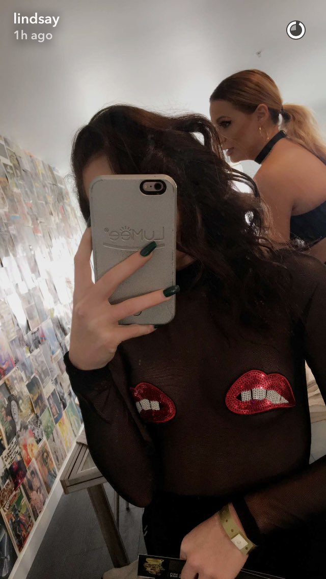ArzExposed__'s tweet photo. Is it just me or did Lindsay dress fuckingg ridiculous https://t.co/uAs7SH4mg7