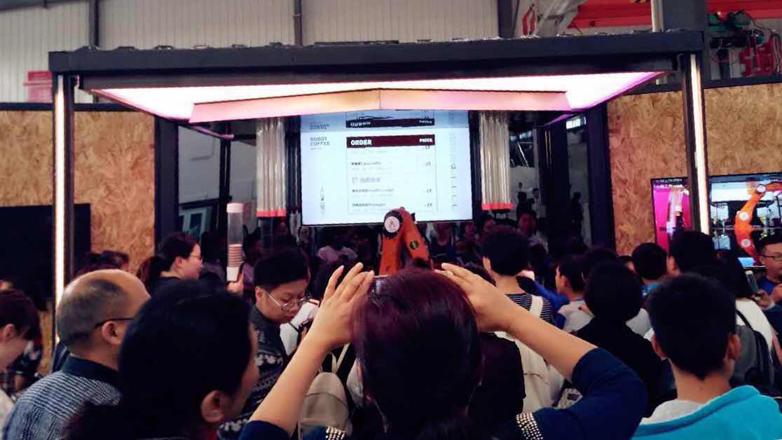 BoxBotCoffee's tweet photo. During my one month operation in a shopping mall, people really liked me, especially kids and girls🤣I'm always surrounded when I make coffee https://t.co/QHmJ5495jY
