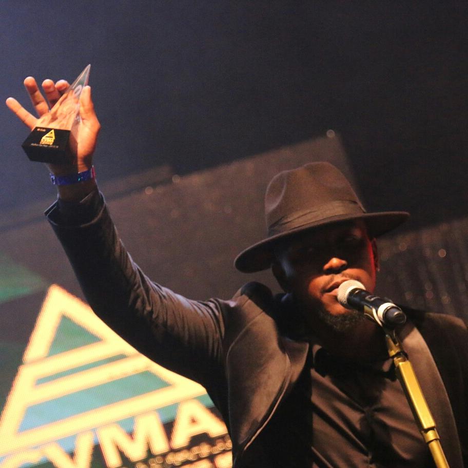 AgendaCv's tweet photo. HÉLIO BATALHA vence Prémio Melhor Hip Hop nos CVMA 2017
agendacultural.cv 
#caboverde  #hiphop #heliobatalha  #musicawards #cvma2017 #cvma https://t.co/Y8dC4Xy7zw