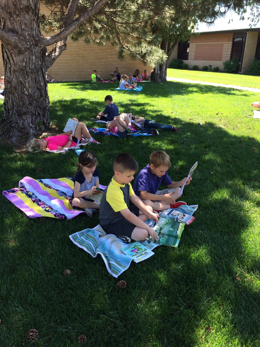diana_harmony's tweet photo. A little outside reading time for "R" day! #UVlearn https://t.co/VQN3USdyK4