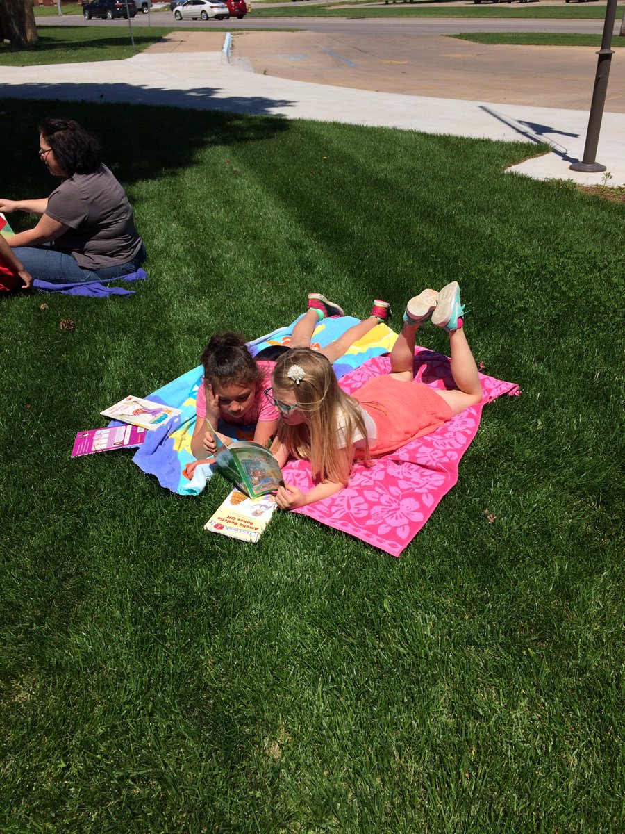 diana_harmony's tweet photo. A little outside reading time for "R" day! #UVlearn https://t.co/VQN3USdyK4