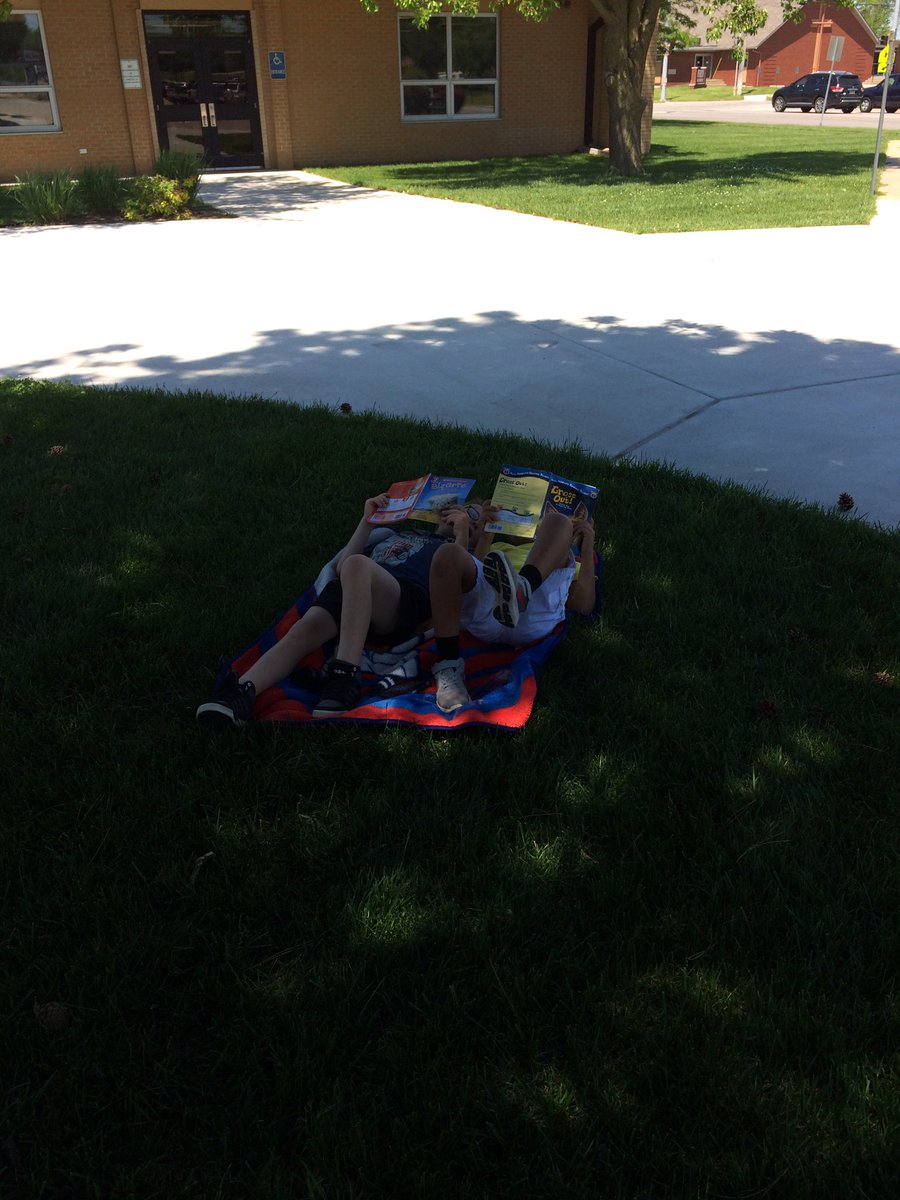 diana_harmony's tweet photo. A little outside reading time for "R" day! #UVlearn https://t.co/VQN3USdyK4