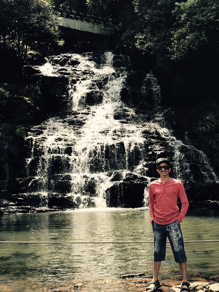 @narendramodi visited the scenic elephanta falls in cherapunjee.Meghalaya..rightly said by u..a must visit place. #incredibleindia