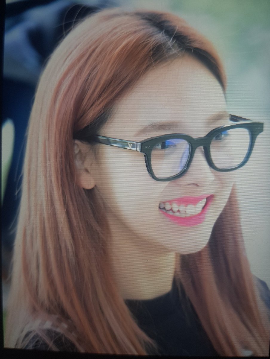 whiteclover0922's tweet photo. 170509 청담초등학교 나연 프리뷰
잠깐 소녀야!
#나연 #nayeon #TWICE #트와이스 https://t.co/jRi8kAzGOd