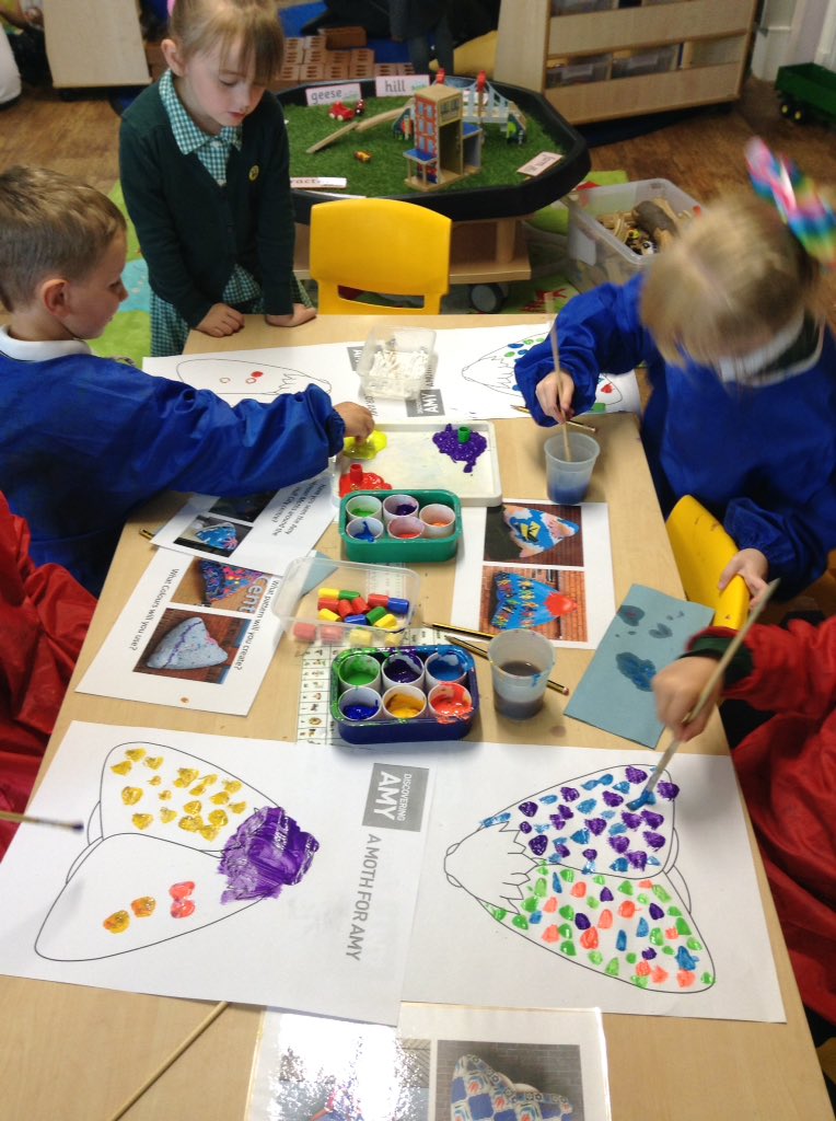 TPAF2LB's tweet photo. Creating beautiful Amy Johnson Moths 🎨 🛩🌈#AMothForAmy #Hull2017 #Creativity @TheParksAcademy https://t.co/QfqN4ZSOSX