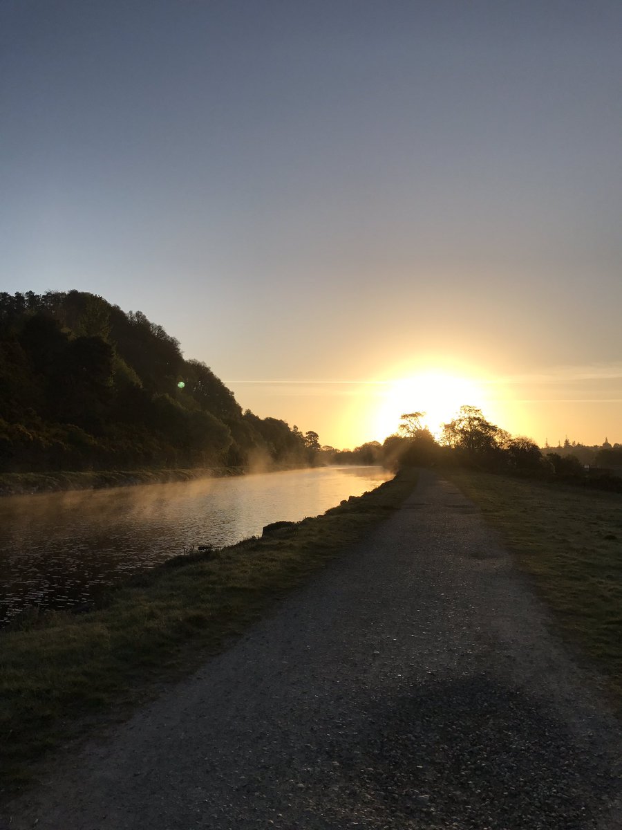 Si_Tasker's tweet image. Beautiful morning for a cycle today #sunrise #Inverness #caledoniancanal #bikewanker