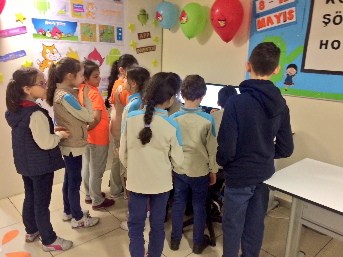 Şölen alanında kodlama sırası var☺️ #kodlamasoleni <a href="/okyanuskoleji/">Okyanus Kolejleri</a> @emretr9 <a href="/metedoganay/">Mete Doğanay</a>