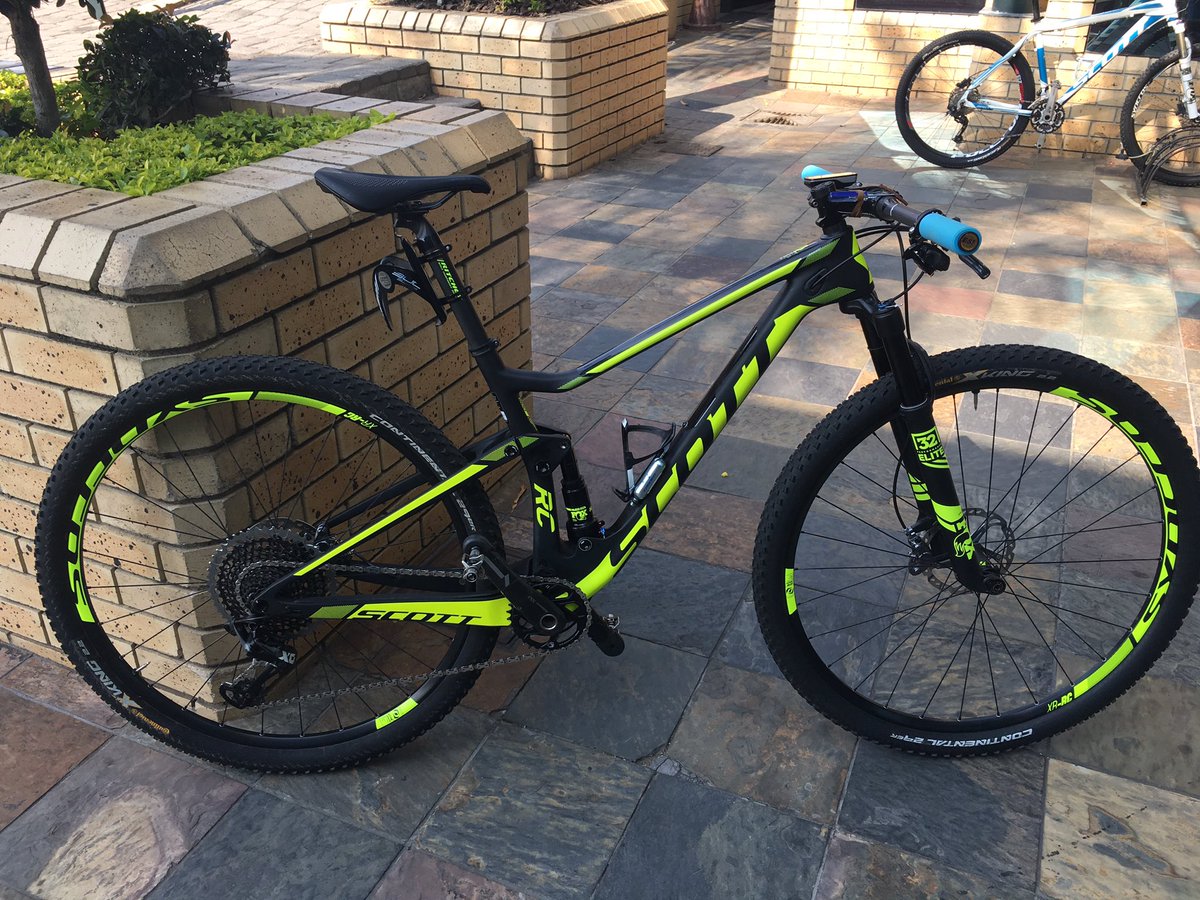 brett_mtb's tweet photo. @makemefaster machine ready to rock @_sani2c with @amymacmtb #lowveldpower @naeem_valencia @bikeonscott @OneEyeBiker https://t.co/SqsSrv6FH7