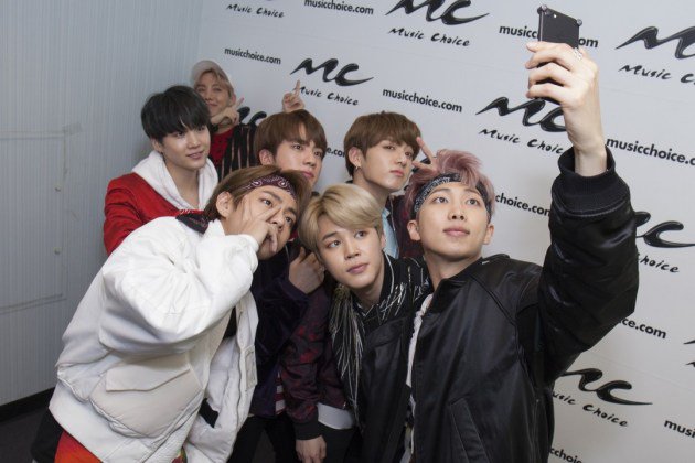 baldsqrizthyne's tweet photo. Get ready, American A.R.M.Y: @BTS_bighit are making their U.S. red carpet debut... https://t.co/fATbf0FJ1U by #F0RDTRACTOR via @c0nvey https://t.co/fGW3G3Rd4E