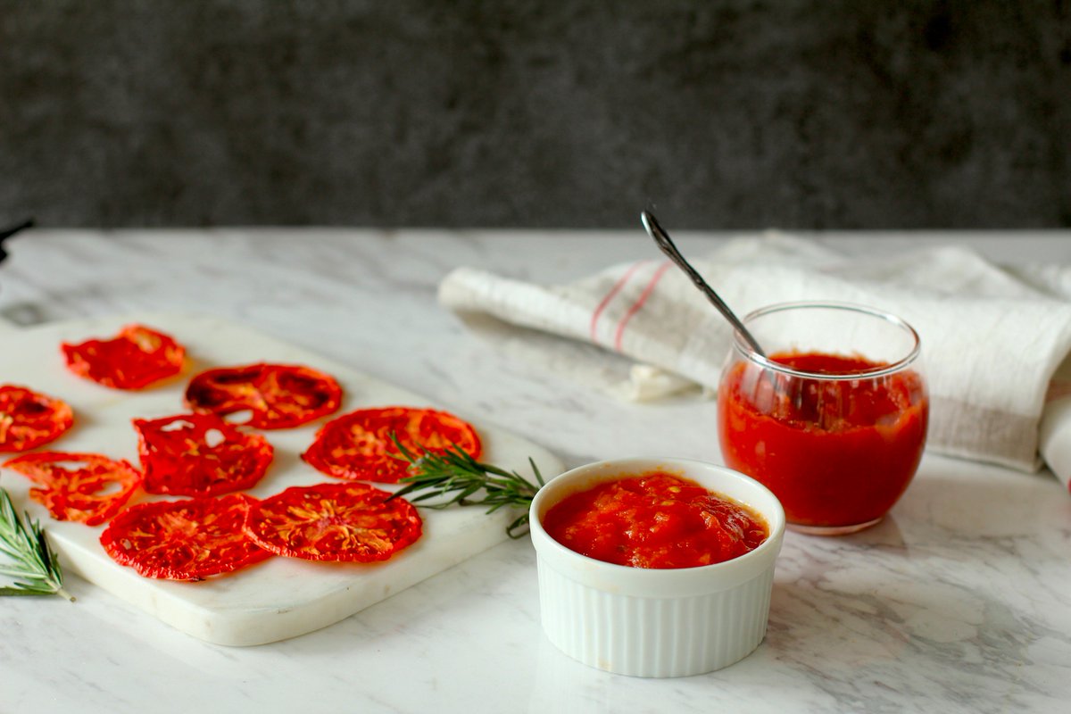 Uzivatel ラク速レシピのゆかり 電子レンジでついでにつくりおき 発売 Na Twitteru トマト の美味しさをギュッと閉じ込めた ケチャップ トマトソース ドライトマト のレシピをご紹介しています アレンジレシピは 自家製ドライトマト カルパッチョの