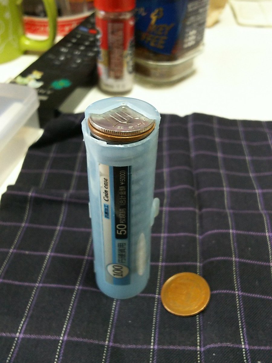 今作ったコインシリンダーは普通に使えるけど、丈夫さとかは保証出来ないので、あくまで簡易版、使い方を知って貰いたいものなので、コミティアで出したような4mの高さから落として無事だったとかは無理っす  あくまで簡易版としてつくってくだしあ #コインシリンダー