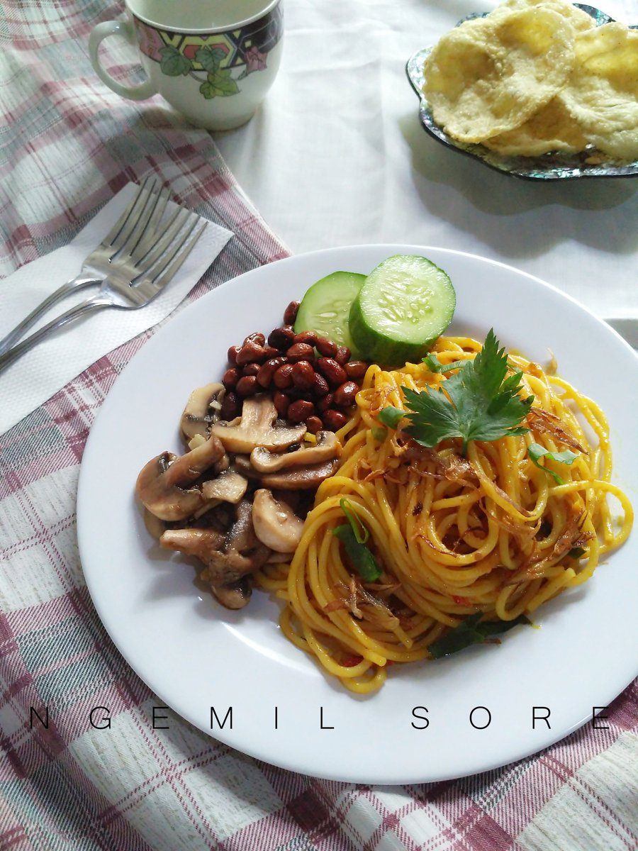 Ngemil_Sore's tweet photo. Spaghetti Aceh, mie aceh tapi pakai spaghetti https://t.co/xOvsSdsSM0 #resep #berbagiresep #resepspaghetti #spaghetti #aceh #kekinian #hits https://t.co/SFFYeY4wSD