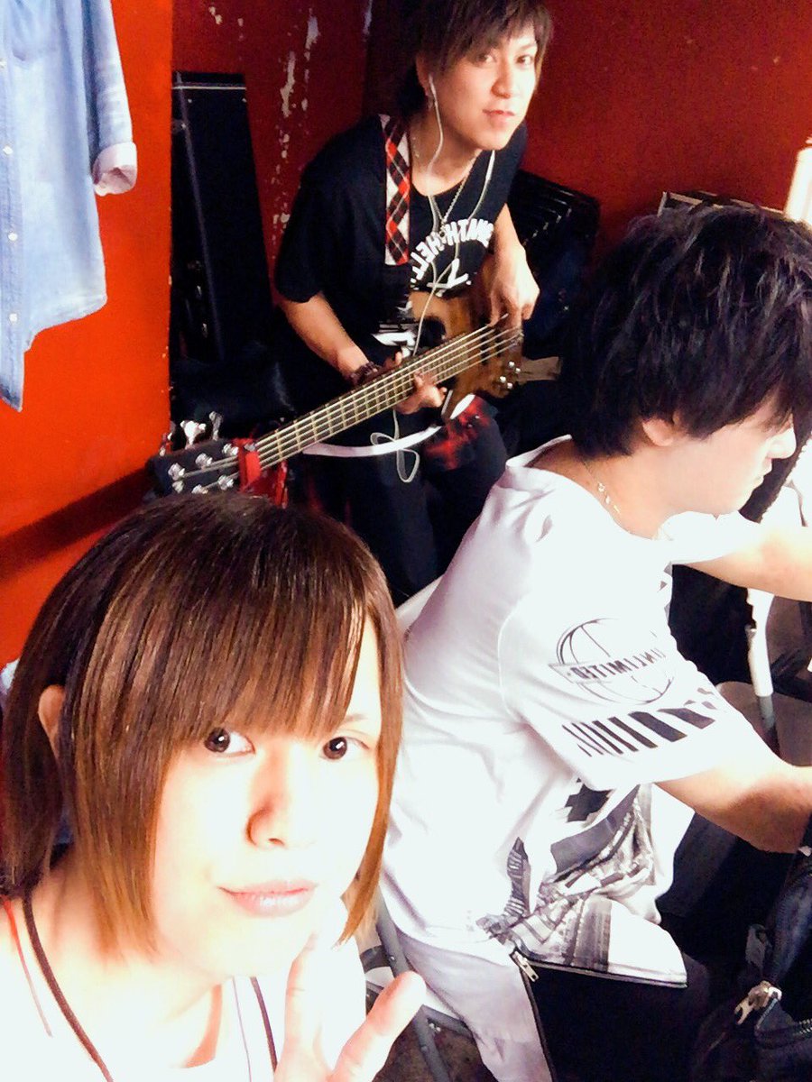 JIRO_DRUM's tweet photo. 昨日はカオスルージュライブありがとうございました!!
色々大変な部分もありましたが、その分爆発したライブを出来たと思います☆(* ॑꒳ ॑*)
みさこちゃんおめでとー!! ☆
#CHAOSROUGE
#ライブ
#refillsmall
#TRYNON
#駒澤大学
#BRAVE https://t.co/1ZsY8o9utk
