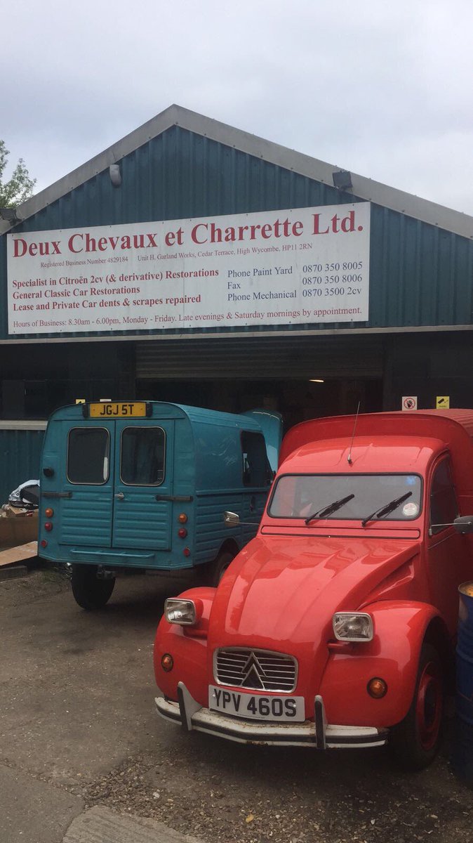 MrHoppyCoffee's tweet photo. It's health check and service day for me; look at the friends waiting to greet me. #wishmeluck #2cvvan #deuxchevaux https://t.co/hXLTJX0FWF