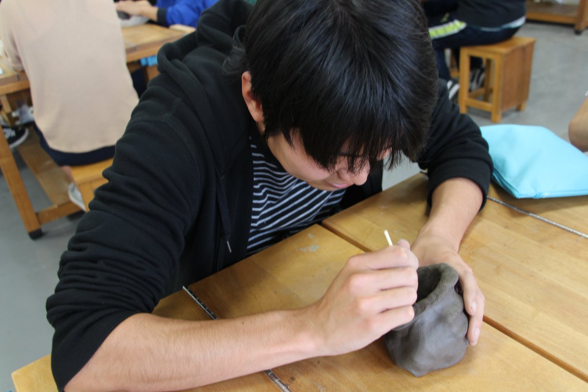 『2年　作業学実習』
　今日は、南あわじ市より「たんがじ窯」の講師の先生をお招きして、成形の工程をご指導いただきました。皆思い思いの作品を作りました。成形後手直しもしていただき、ただ今乾燥中です(*'▽')出来上がりが楽しみです。皆、陶芸の特性や工程は理解できたかな？