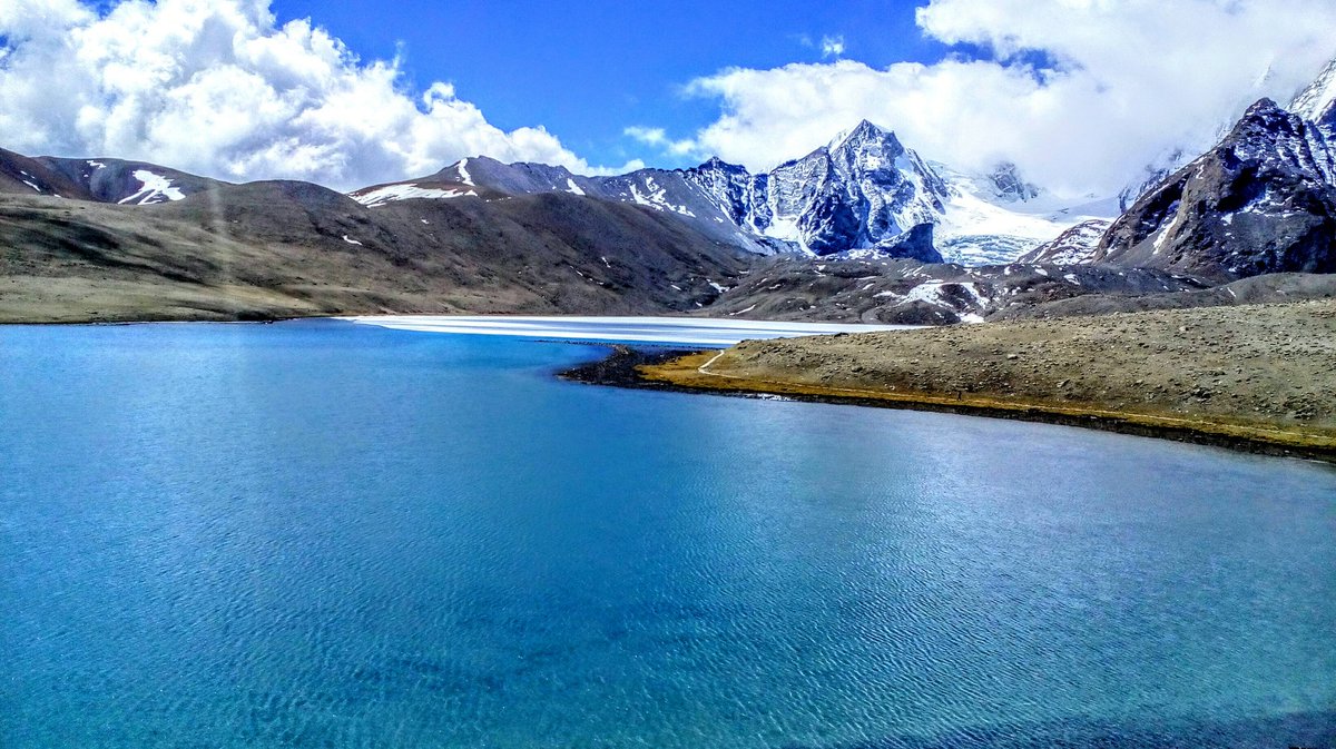 stanveerhussain's tweet photo. And that's Gurudongmar Lake at height of 17800 ft, Half frozen half water. #Incredibleindia #northeast #exploringindia #sikkim #nomadelife https://t.co/6MYP0Fa4ni
