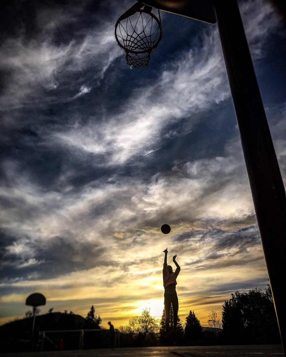 Amy_Savannah's tweet photo. Yeah, I still got it! #basketball #sunst #Montana #moment #bigsky #skyporn #clouds #colors #hops #monday #friends #workout #girl #mtyes https://t.co/sRP1tK7qZs