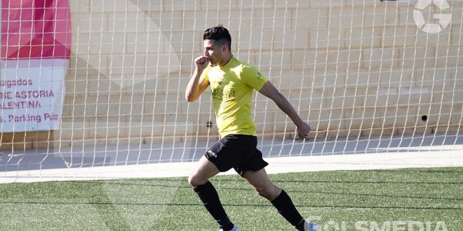josean0728's tweet photo. El Delantero @danidelacal del @VilamarxantCF gana el premio al Mejor delantero Preferente II, #Enhorabonakiller @golsmedia https://t.co/EnwSmT7uFn